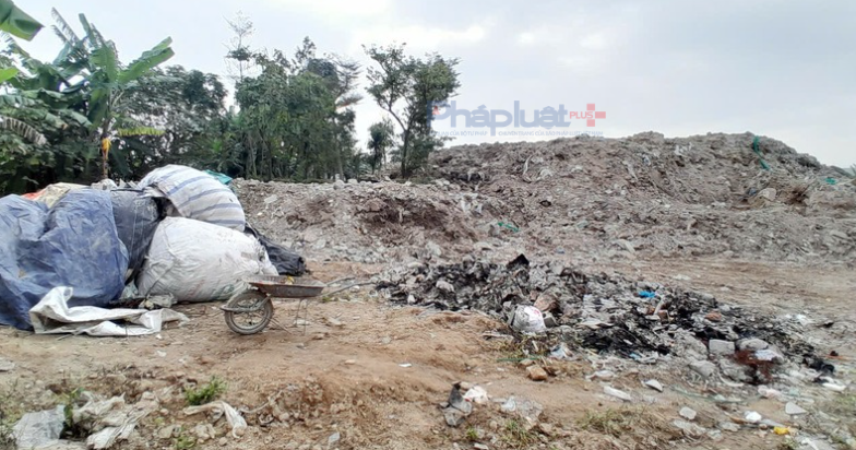 Cận cảnh bãi rác thải khổng lồ tại xã Bát Tràng khiến 3 giám đốc công ty môi trường bị khởi tố