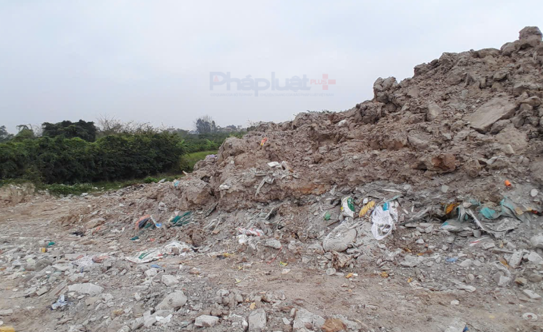 Cận cảnh bãi rác thải khổng lồ tại xã Bát Tràng khiến 3 giám đốc công ty môi trường bị khởi tố