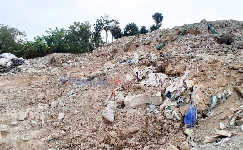 Cận cảnh bãi rác thải khổng lồ tại xã Bát Tràng khiến 3 giám đốc công ty môi trường bị khởi tố