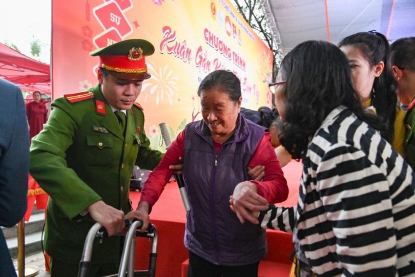 Giám đốc Công an Hà Nội chung vui Ngày hội “Xuân gắn kết - Tết sum vầy” với nhân dân phường Nghĩa Đô