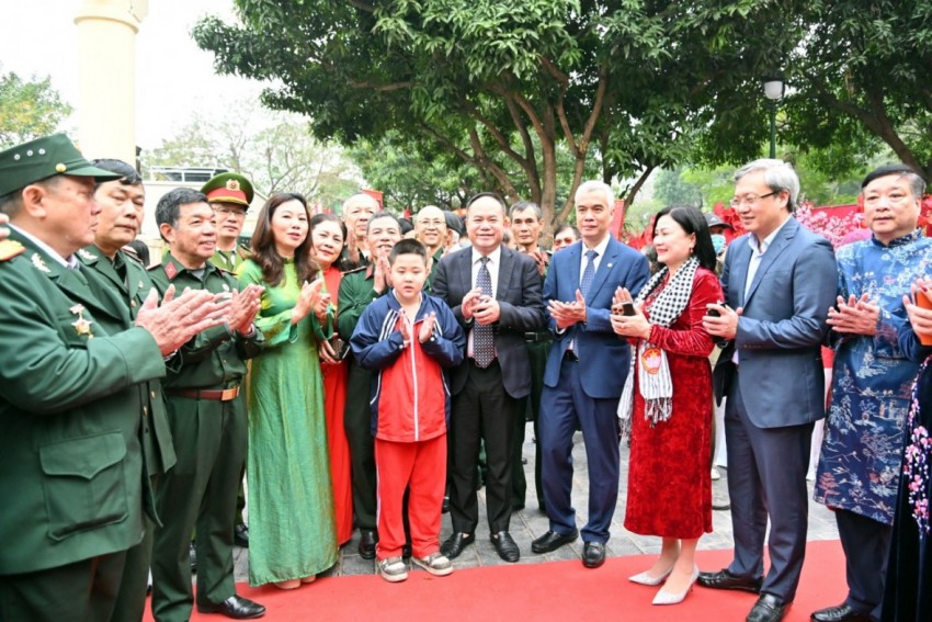 Giám đốc Công an Hà Nội chung vui Ngày hội “Xuân gắn kết - Tết sum vầy” với nhân dân phường Nghĩa Đô