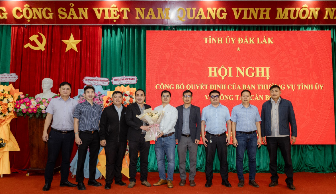 Đắk Lắk công bố các quyết định về công tác cán bộ tại xã Dray Bhăng Đắk Lắk công bố các quyết định về công tác cán bộ tại xã Dray Bhăng