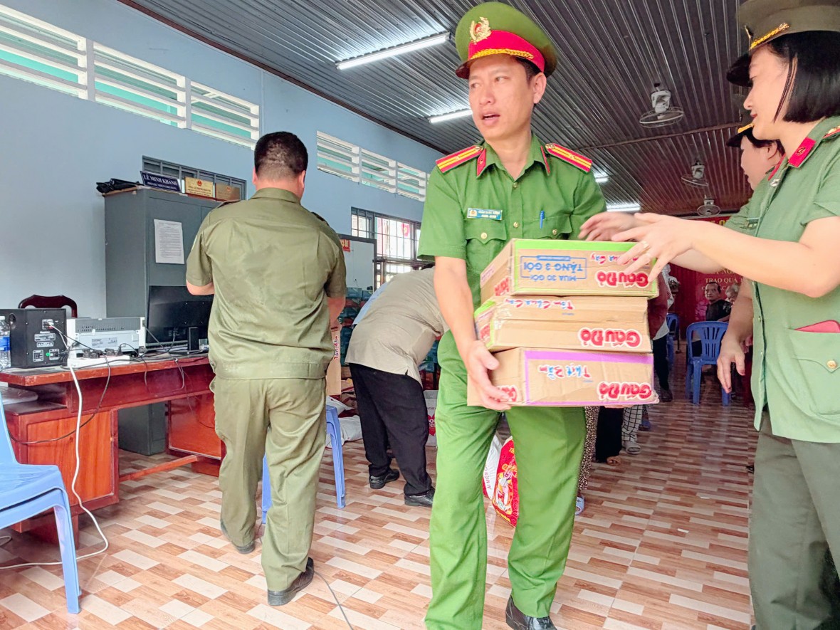 Đồng Nai: Công an xã Đại Phước tặng quà cho các hộ dân dịp Tết Nguyên đán 2026