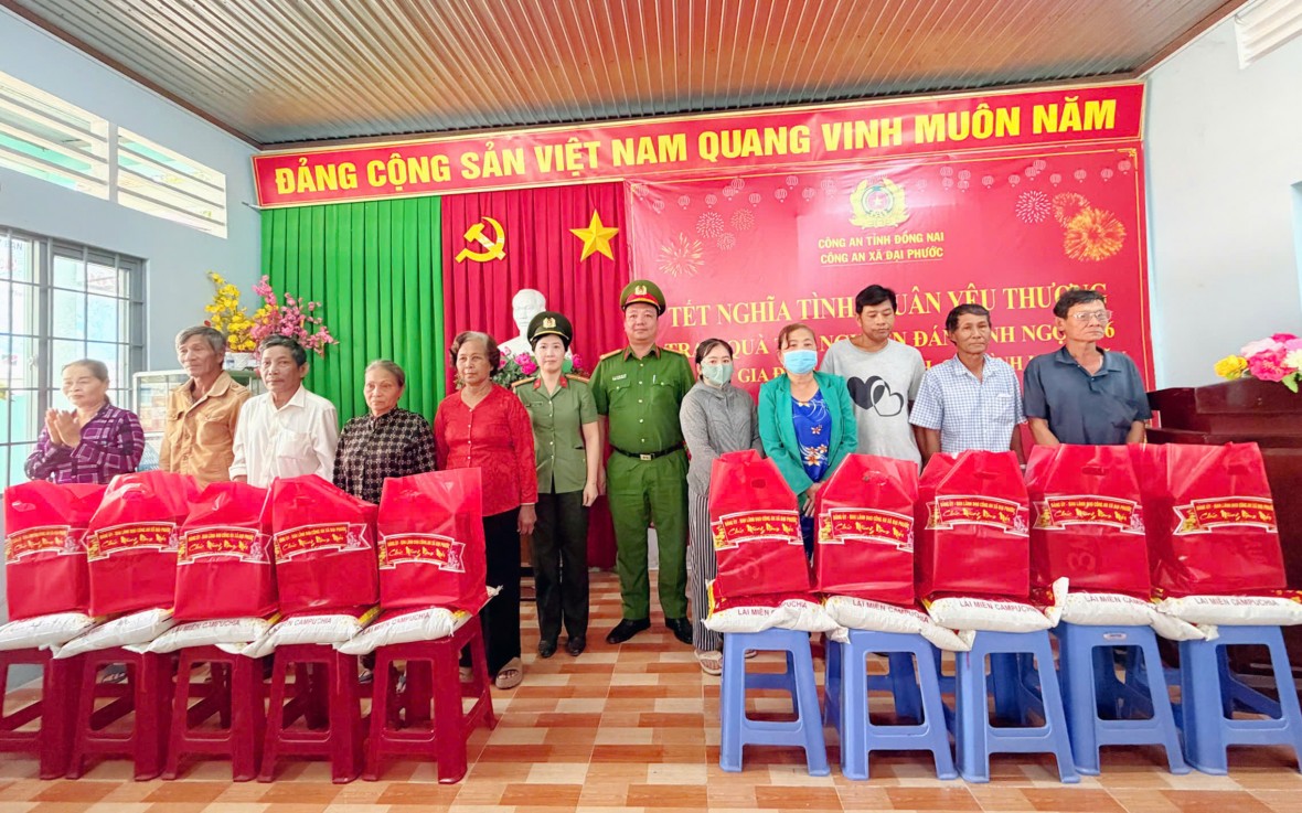 Đồng Nai: Công an xã Đại Phước tặng quà cho các hộ dân dịp Tết Nguyên đán 2026