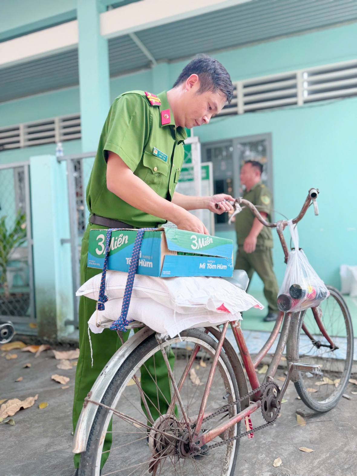 Đồng Nai: Công an xã Đại Phước tặng quà cho các hộ dân dịp Tết Nguyên đán 2026