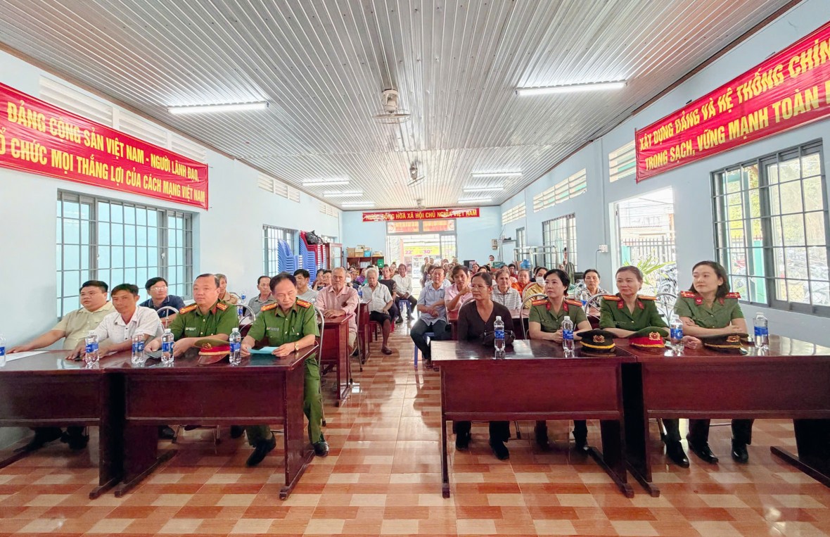 Đồng Nai: Công an xã Đại Phước tặng quà cho các hộ dân dịp Tết Nguyên đán 2026