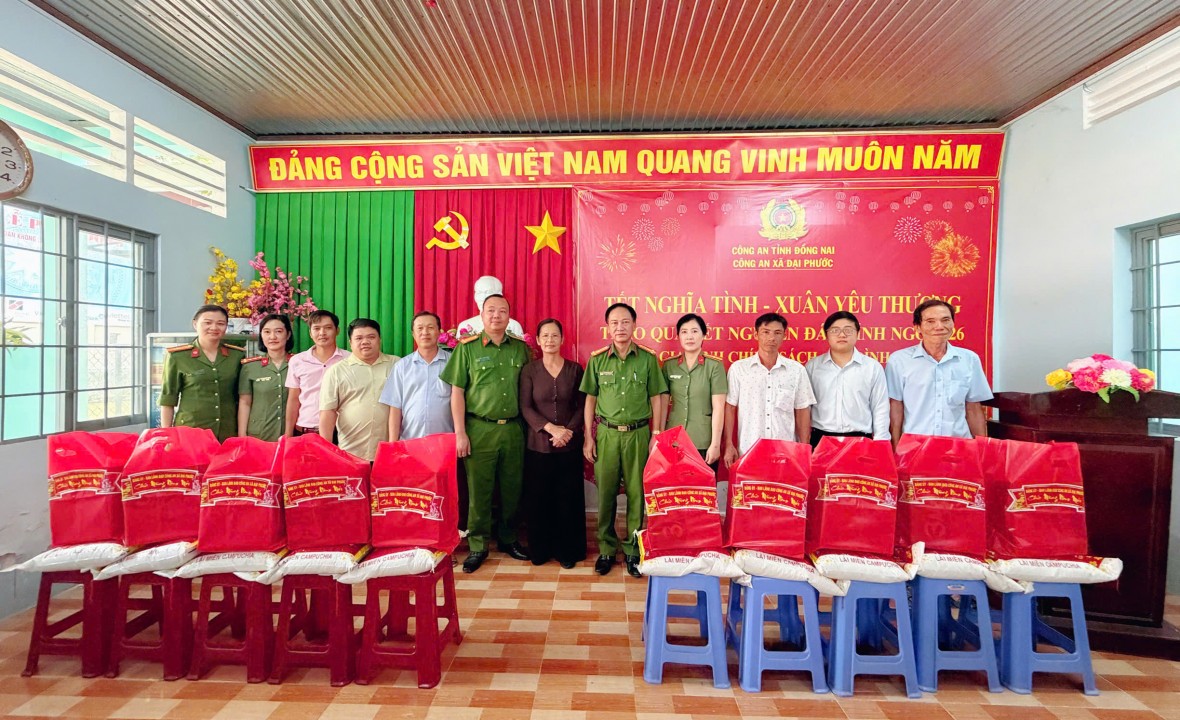Đồng Nai: Công an xã Đại Phước tặng quà cho các hộ dân dịp Tết Nguyên đán 2026
