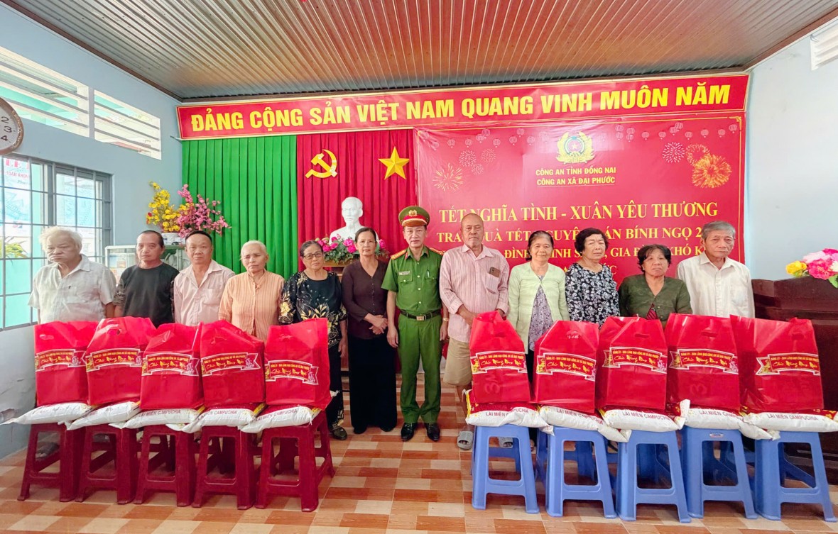Đồng Nai: Công an xã Đại Phước tặng quà cho các hộ dân dịp Tết Nguyên đán 2026