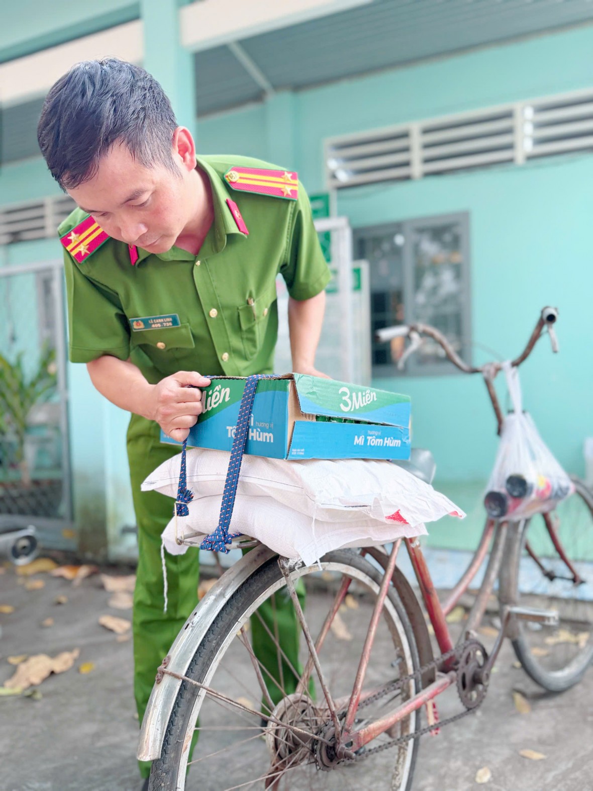 Đồng Nai: Công an xã Đại Phước tặng quà cho các hộ dân dịp Tết Nguyên đán 2026