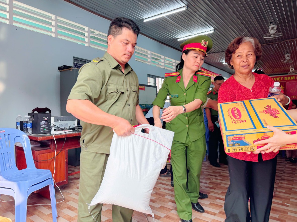 Đồng Nai: Công an xã Đại Phước tặng quà cho các hộ dân dịp Tết Nguyên đán 2026