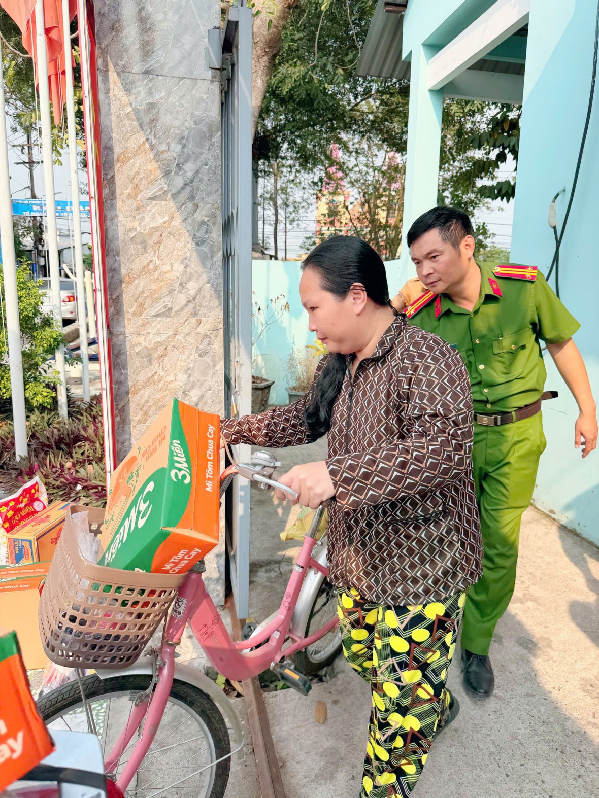 Đồng Nai: Công an xã Đại Phước tặng quà cho các hộ dân dịp Tết Nguyên đán 2026