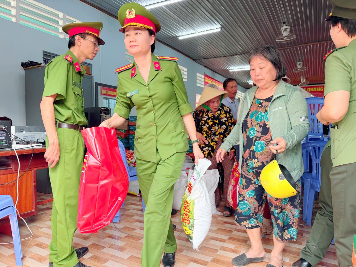 Đồng Nai: Công an xã Đại Phước tặng quà cho các hộ dân dịp Tết Nguyên đán 2026