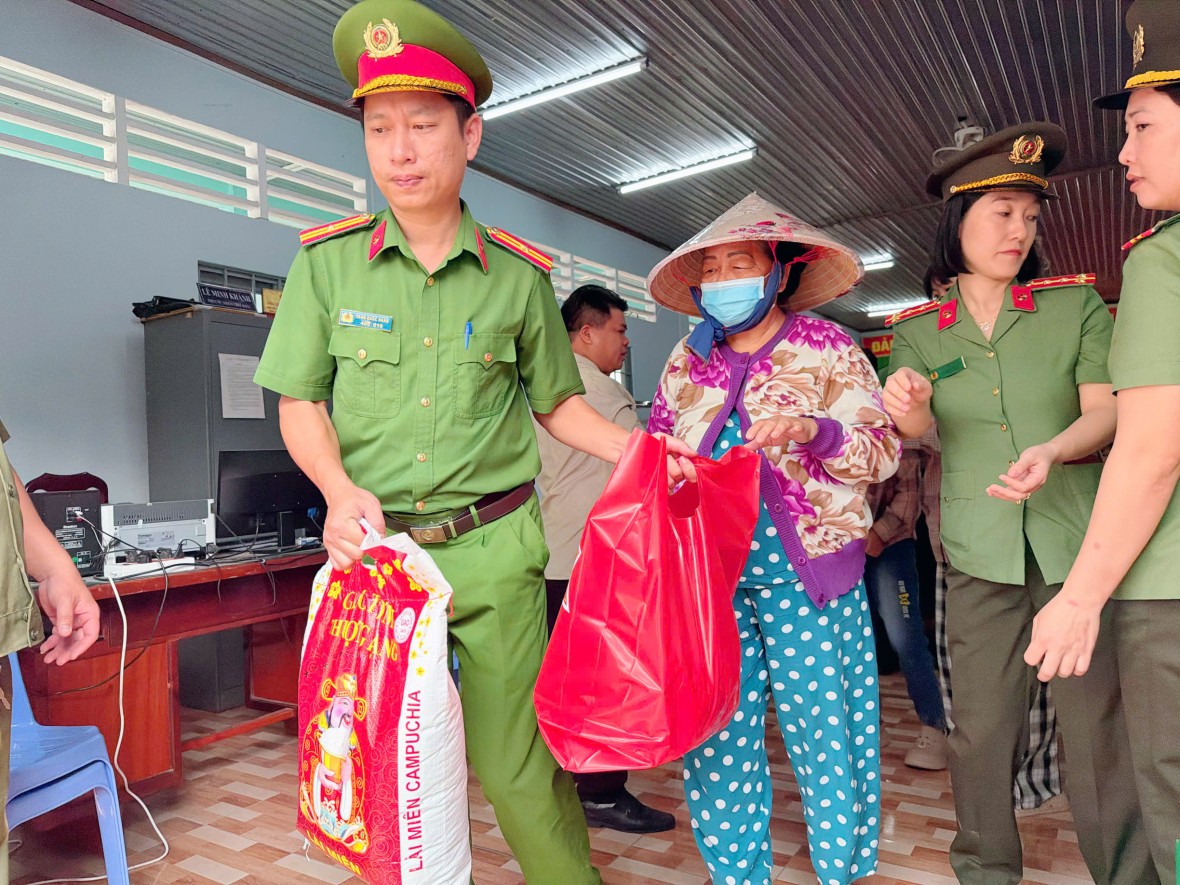 Đồng Nai: Công an xã Đại Phước tặng quà cho các hộ dân dịp Tết Nguyên đán 2026