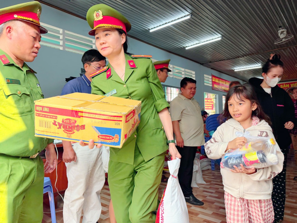 Đồng Nai: Công an xã Đại Phước tặng quà cho các hộ dân dịp Tết Nguyên đán 2026