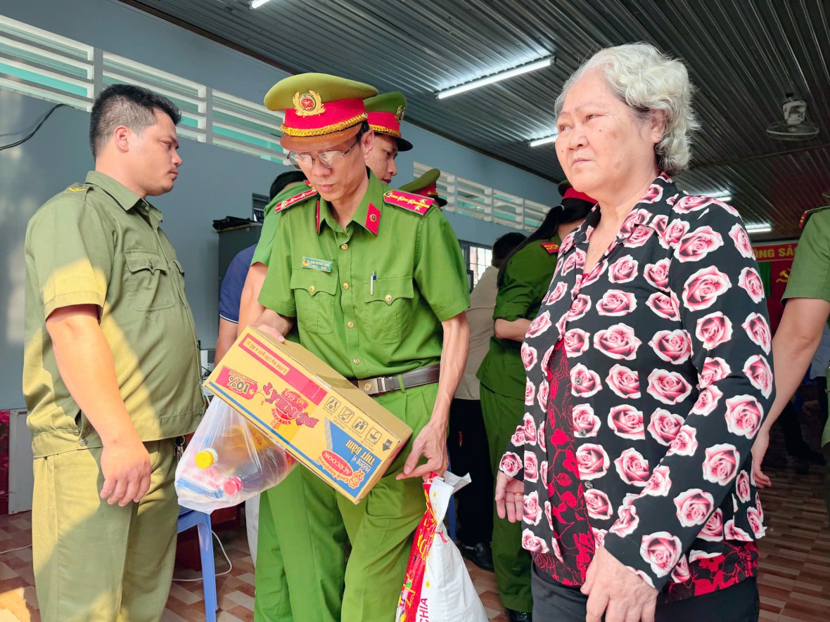 Đồng Nai: Công an xã Đại Phước tặng quà cho các hộ dân dịp Tết Nguyên đán 2026