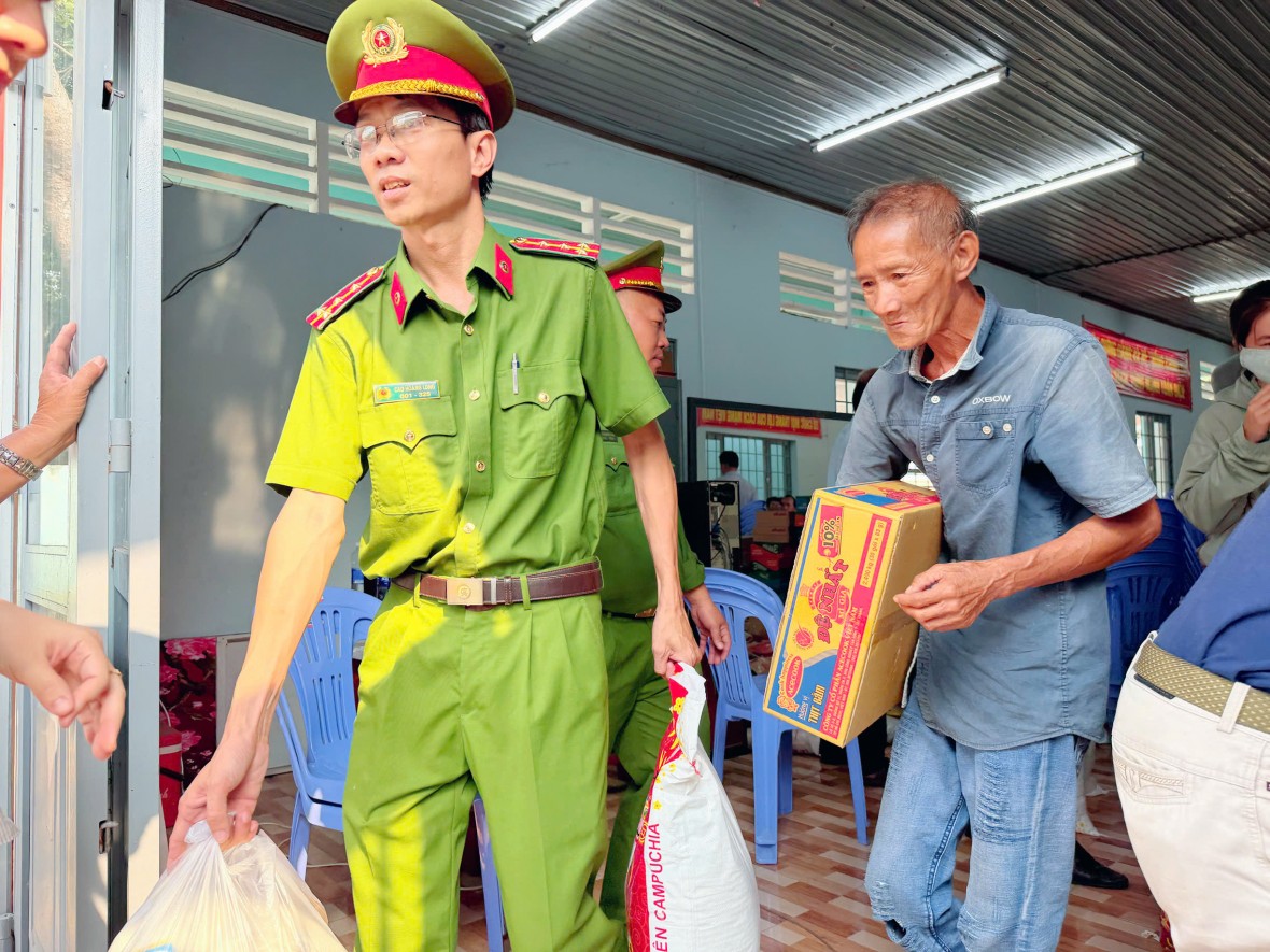Đồng Nai: Công an xã Đại Phước tặng quà cho các hộ dân dịp Tết Nguyên đán 2026