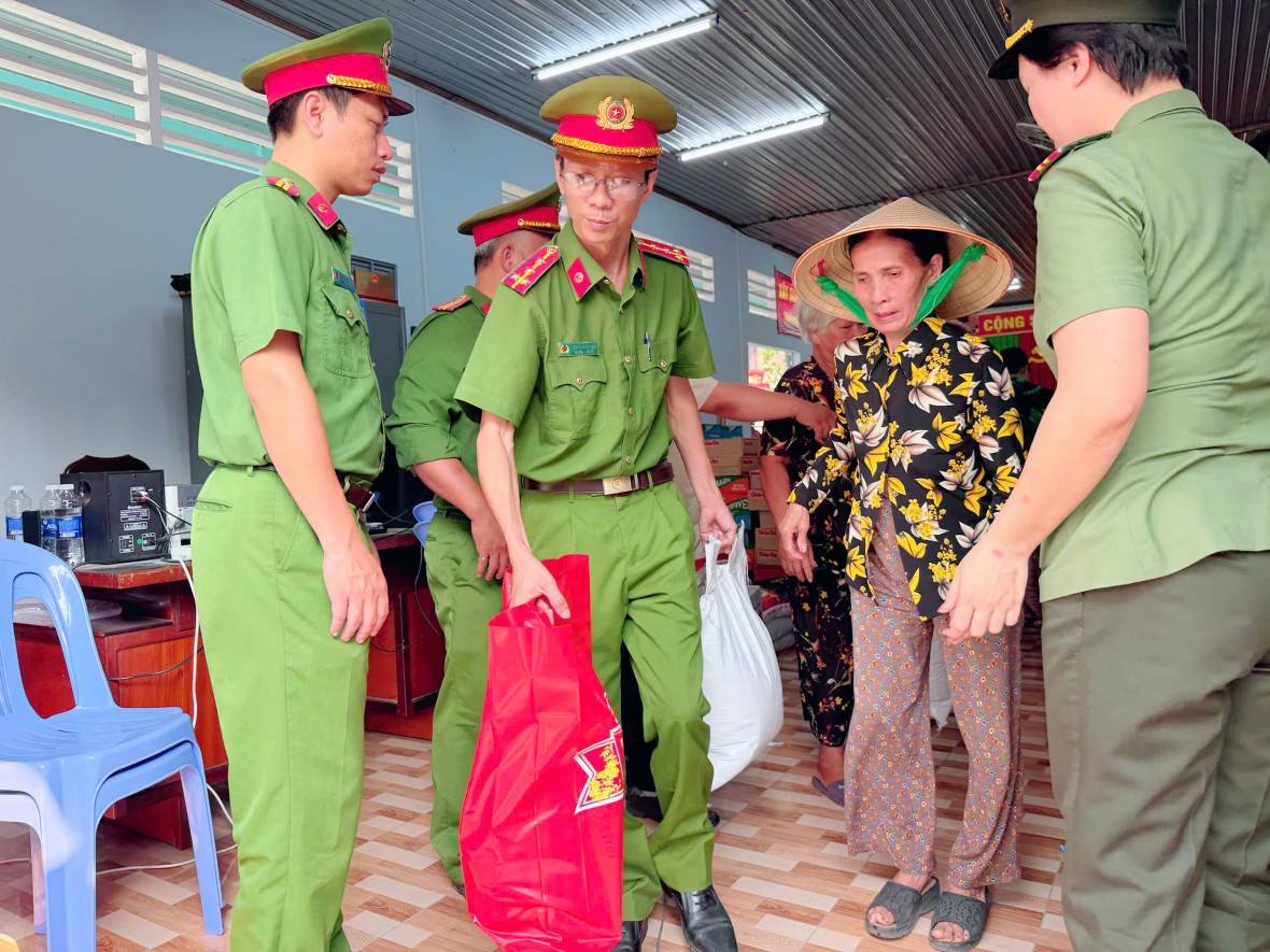 Đồng Nai: Công an xã Đại Phước tặng quà cho các hộ dân dịp Tết Nguyên đán 2026