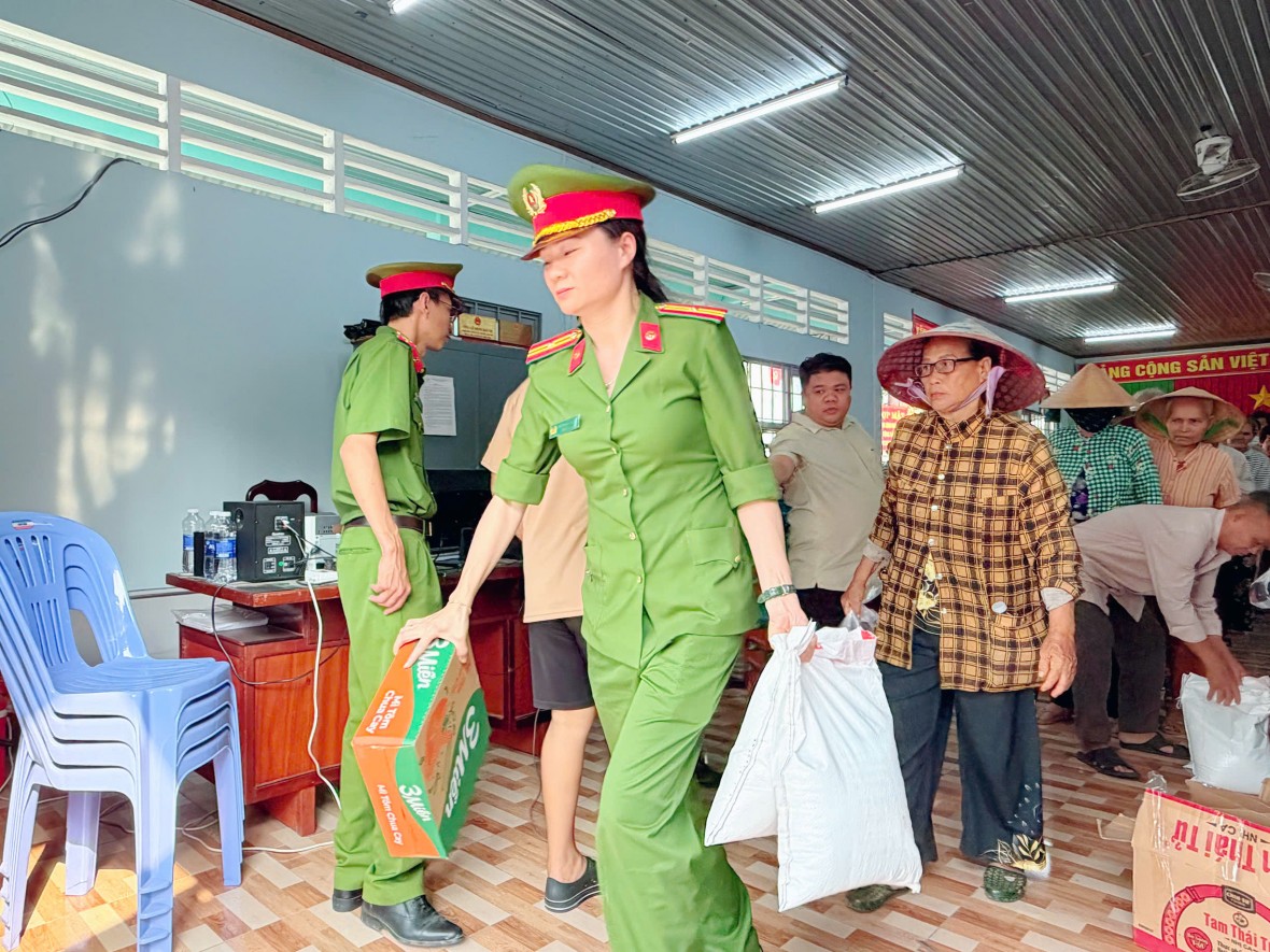 Đồng Nai: Công an xã Đại Phước tặng quà cho các hộ dân dịp Tết Nguyên đán 2026