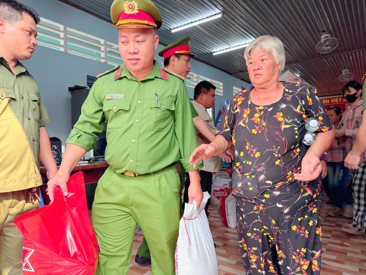 Đồng Nai: Công an xã Đại Phước tặng quà cho các hộ dân dịp Tết Nguyên đán 2026