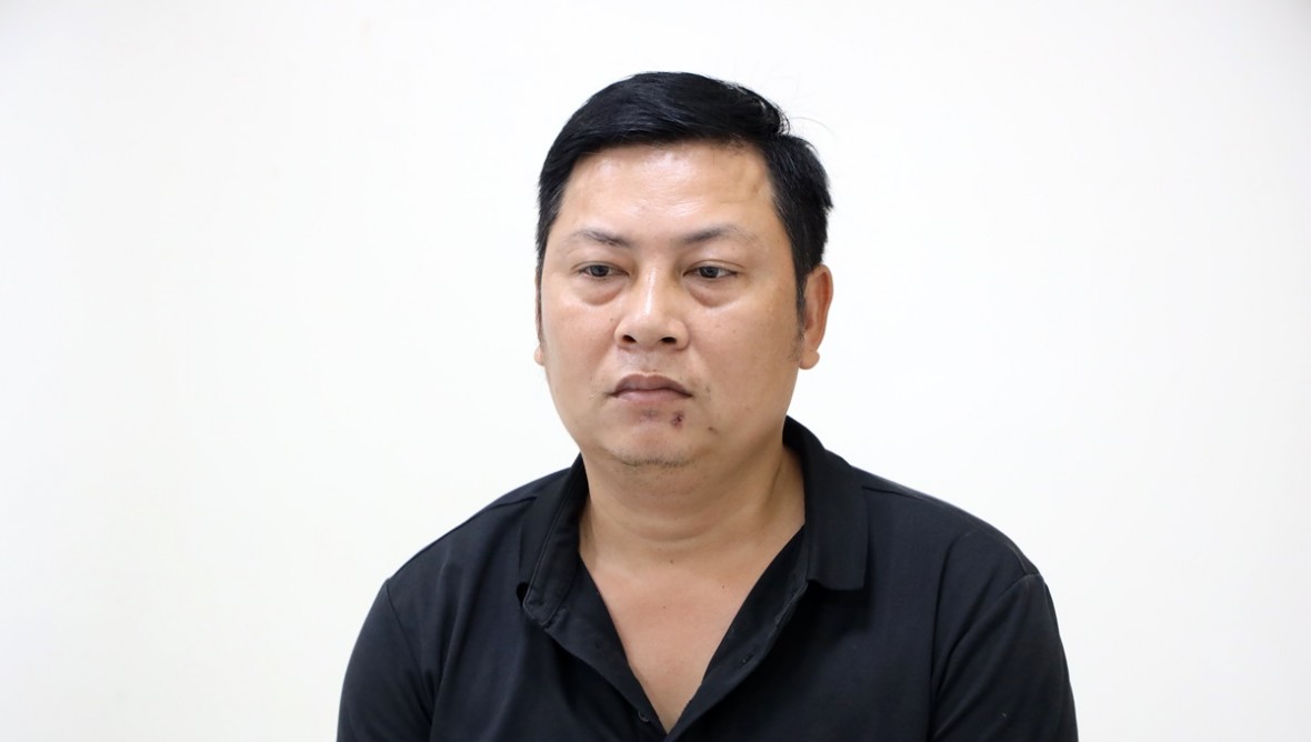 Đối tượng bị truy nã về tội buôn bán hàng cấm ra đầu thú