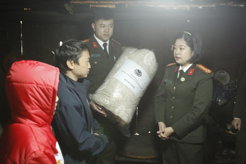 Đem “Xuân yêu thương” đến với học sinh miền biên giới Mèo Vạc