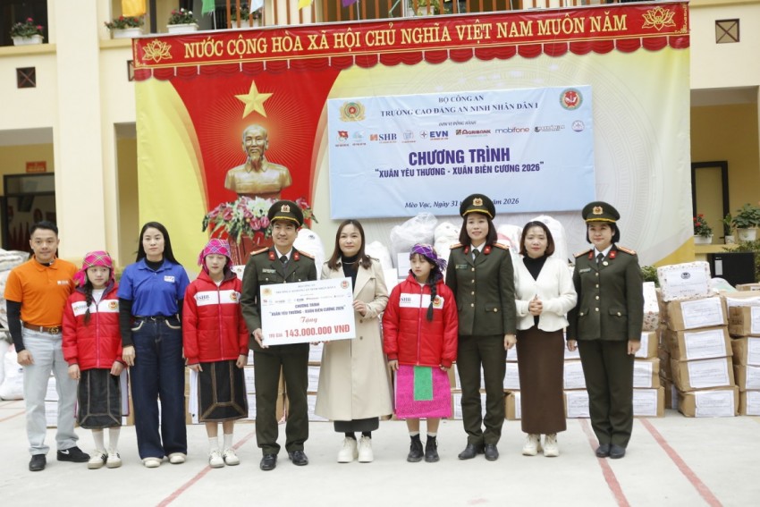 Đem “Xuân yêu thương” đến với học sinh miền biên giới Mèo Vạc