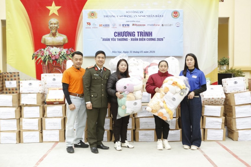 Đem “Xuân yêu thương” đến với học sinh miền biên giới Mèo Vạc