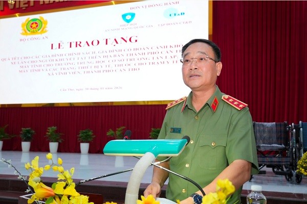 Thượng tướng Phạm Thế Tùng trao tặng quà tết tại TP Cần Thơ