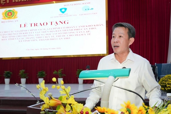 Thượng tướng Phạm Thế Tùng trao tặng quà tết tại TP Cần Thơ