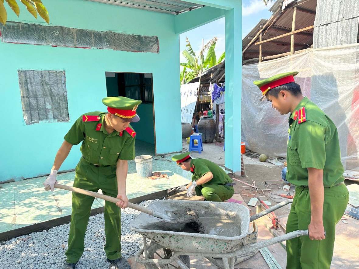 Công an Cà Mau lan tỏa nghĩa tình trong Chương trình Tết Quân – Dân