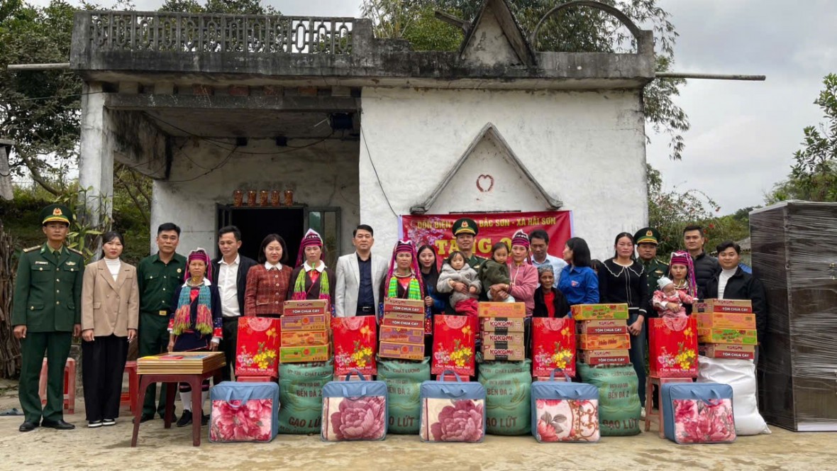 Đồn Biên phòng Bắc Sơn trao quà Tết cho 5 hộ khó khăn khu vực đập Tràng Vinh