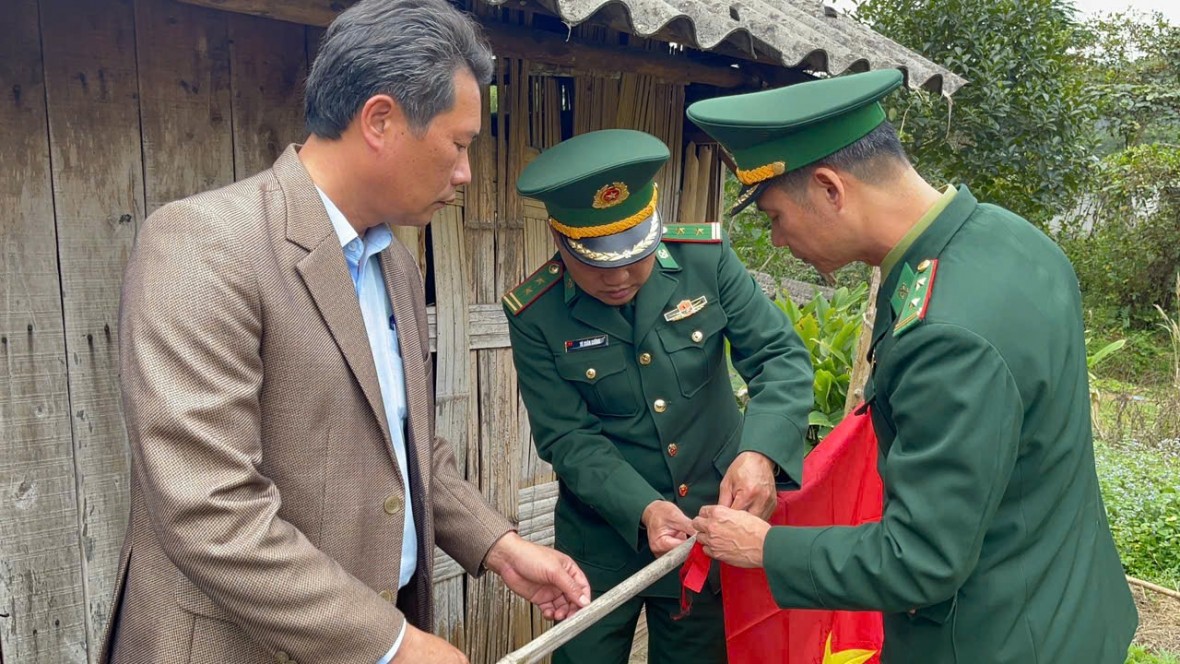 Đồn Biên phòng Bắc Sơn trao quà Tết cho 5 hộ khó khăn khu vực đập Tràng Vinh