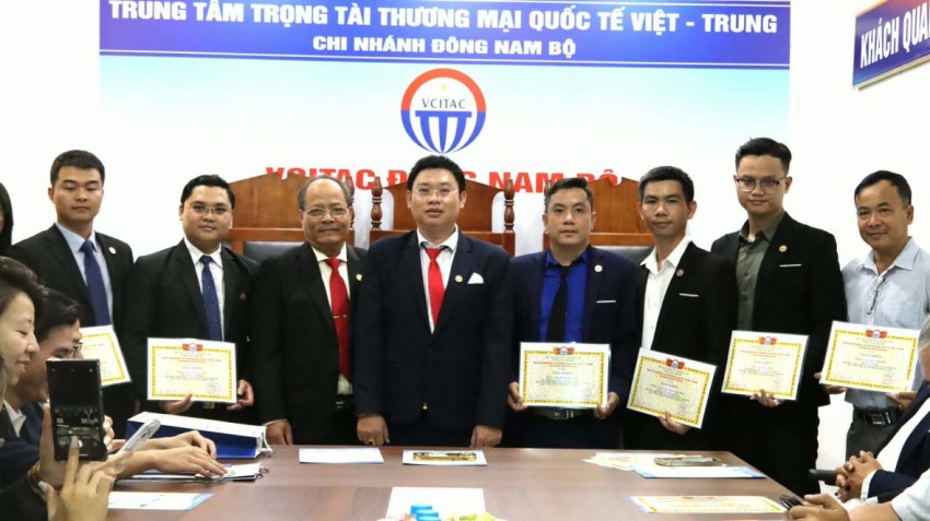 Ban lãnh đạo VCITAC Đông Nam Bộ khen thưởng các luật sư, luật gia, tiến sĩ, thạc sĩ luật và chuyên gia pháp lý.