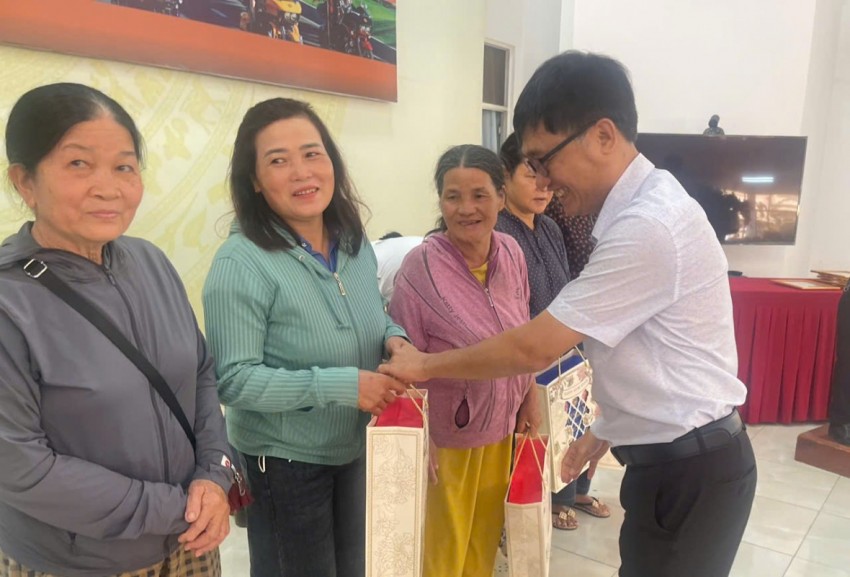 Không khí ấm áp, vui tươi hiện rõ trên gương mặt bà con khi đón nhận những phần quà Tết của chương trình. Mỗi phần quà được lãnh đạo địa phương trao tận tay, gửi gắm sự quan tâm, sẻ chia và động viên kịp thời, góp phần mang đến niềm vui và động lực để bà con đón Tết thêm đủ đầy, ấm áp.