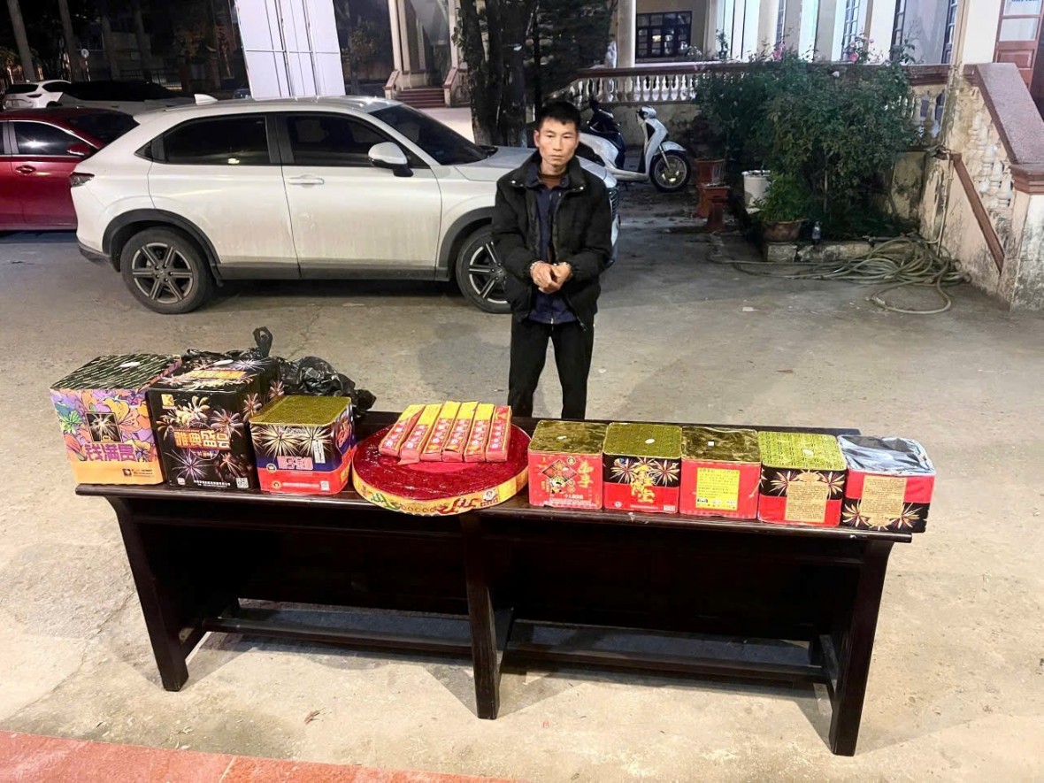 Bắt quả tang đối tượng tàng trữ hơn 27kg pháo nổ tại Móng Cái Bắt quả tang đối tượng tàng trữ hơn 27kg pháo nổ tại Móng Cái