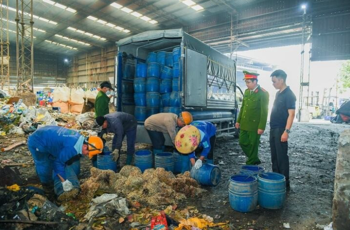 Cơ quan chức năng Hải Phòng phát hiện hơn 5 tấn giá đỗ vi phạm tại hai cơ sở sản xuất trên địa bàn xã Gia Phúc.