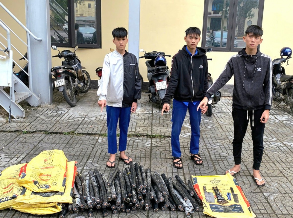 Ba đối tượng cùng tang vật - Ảnh Công an Quảng Trị.