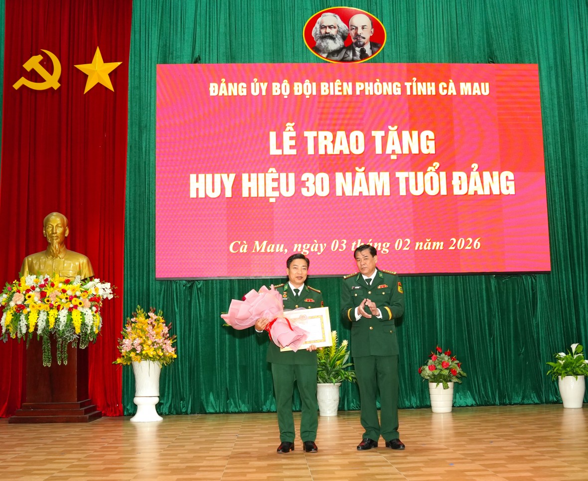 BĐBP Cà Mau trao Huy hiệu 30 năm tuổi Đảng cho Đại tá Phạm Minh Giang