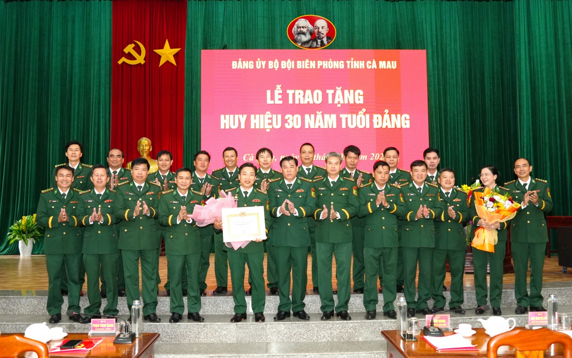 BĐBP Cà Mau trao Huy hiệu 30 năm tuổi Đảng cho Đại tá Phạm Minh Giang