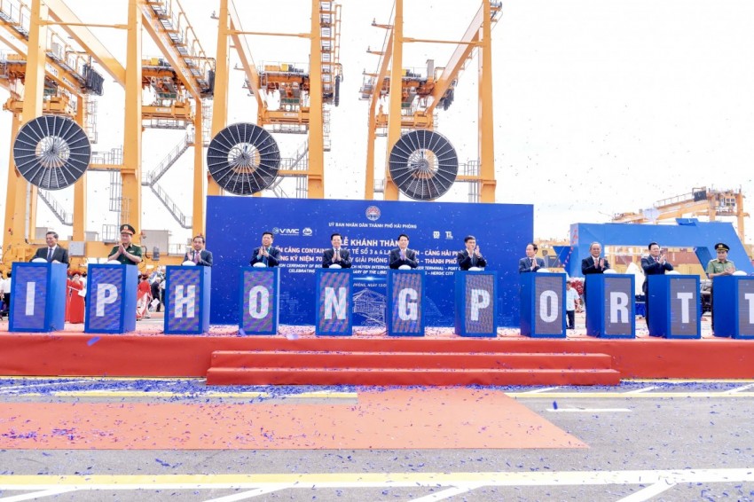 Chủ tịch nước Lương Cường và các đại biểu thực hiện nghi thức bấm nút khánh thành đưa vào khai thác Bến cảng số 3 và 4 cảng Lạch Huyện vào đầu tháng 5/2025. Chủ tịch nước Lương Cường và các đại biểu thực hiện nghi thức bấm nút khánh thành đưa vào khai thác Bến cảng số 3 và 4 cảng Lạch Huyện vào đầu tháng 5/2025.