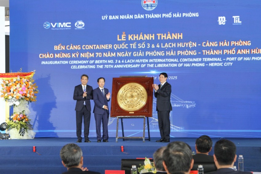 Chủ tịch nước Lương Cường trao quà cho Công ty Cổ phần Cảng Hải Phòng tại Lễ khánh thành đưa vào khai thác Bến cảng số 3 và 4 cảng Lạch Huyện. Chủ tịch nước Lương Cường trao quà cho Công ty Cổ phần Cảng Hải Phòng tại Lễ khánh thành đưa vào khai thác Bến cảng số 3 và 4 cảng Lạch Huyện.