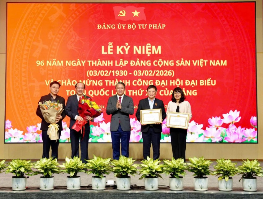 Bộ trưởng Nguyễn Hải Ninh trao tặng Bằng khen của Đảng uỷ Chính phủ cho Đảng uỷ Bộ Tư pháp