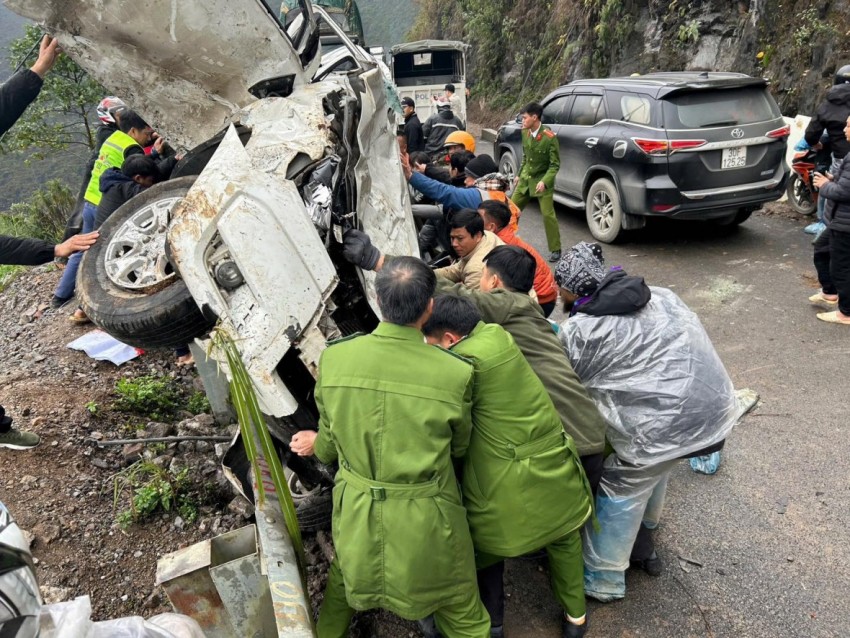 Cứu hộ 3 người mắc kẹt trong ô tô sau khi xe rơi xuống taluy sâu 50 m