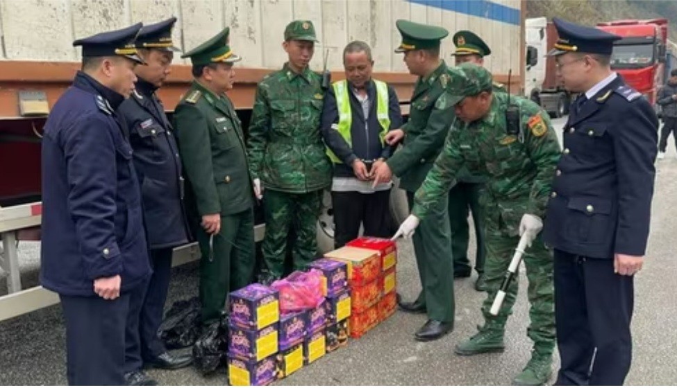 Lạng Sơn: Phát hiện xe đầu kéo vận chuyển trái phép 45kg pháo hoa nổ qua biên giới