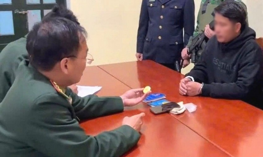 hủy (góc phải) cùng tang vật tại cơ quan điều tra