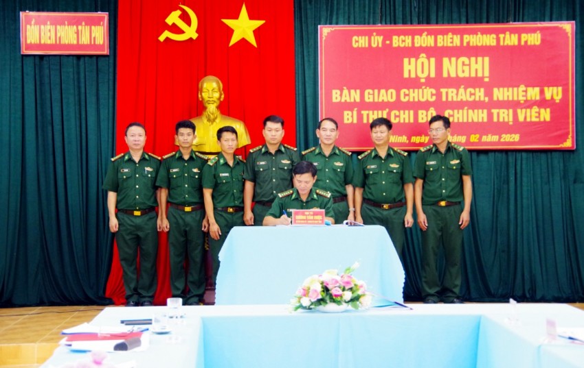 BĐBP Tây Ninh: Bàn giao chức vụ Bí thư Chi bộ, Chính trị viên Đồn Biên phòng Tân Phú