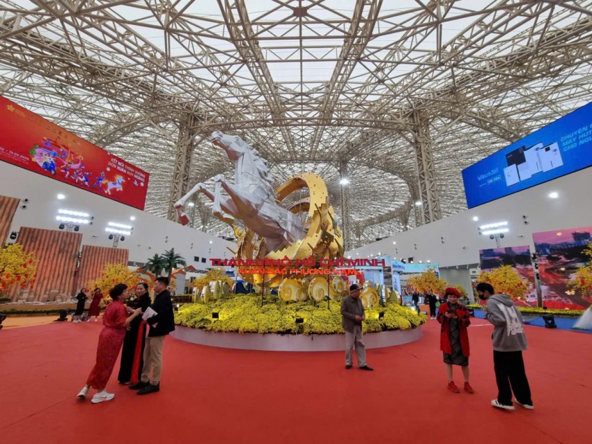 Tại khu vực các gian hàng của TPHCM, ngay lối vào được trang trí bằng một tiểu cảnh bắt mắt, ở giữa là mô hình ngựa cỡ lớn