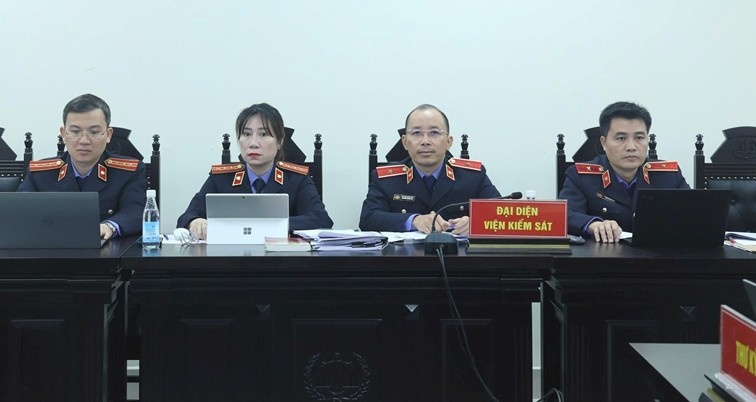 Đại diện Viện kiểm sát thực hành quyền công tố và kiểm sát xét xử tại phiên tòa.