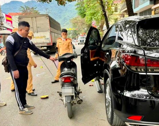 Khởi tố tài xế bất cẩn khi mở cửa xe ô tô gây tai nạn chết người