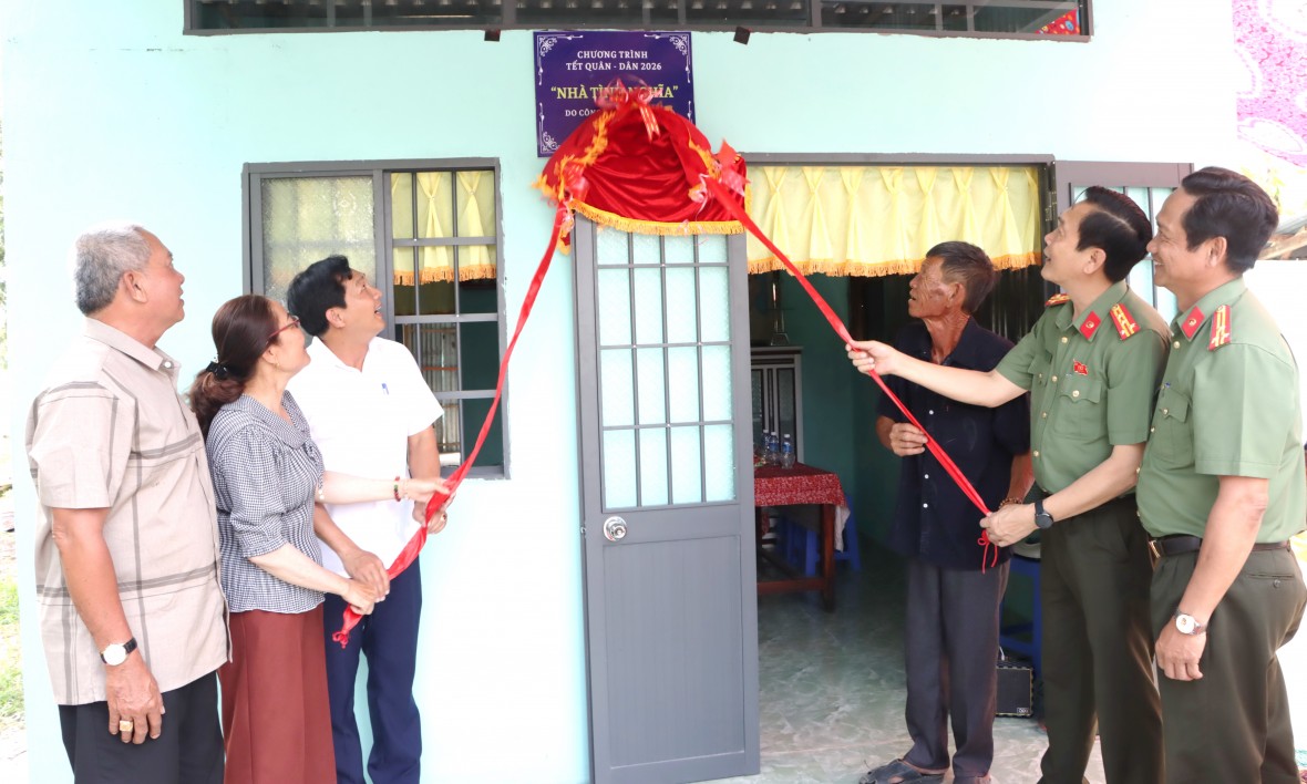 Công an Cà Mau bàn giao Nhà tình nghĩa trong dịp Tết Quân - Dân